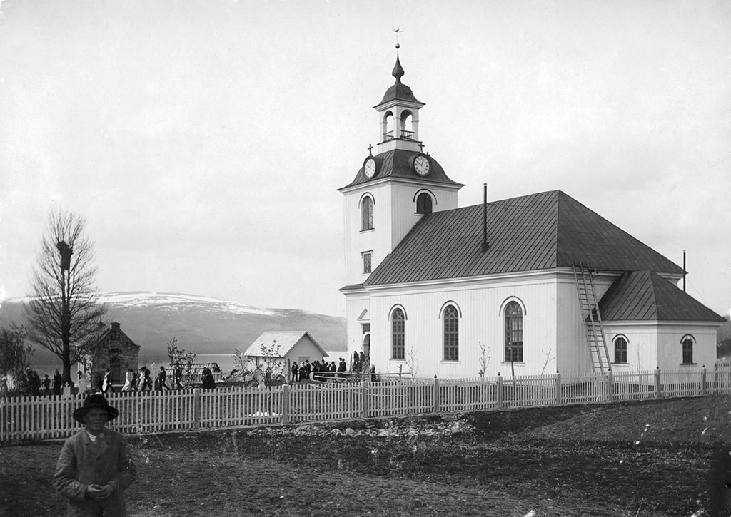 klovsjo-kyrka-svartvit-bild